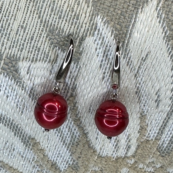 Honora cultured pearls in deep red on silver wire. - Picture 2 of 3